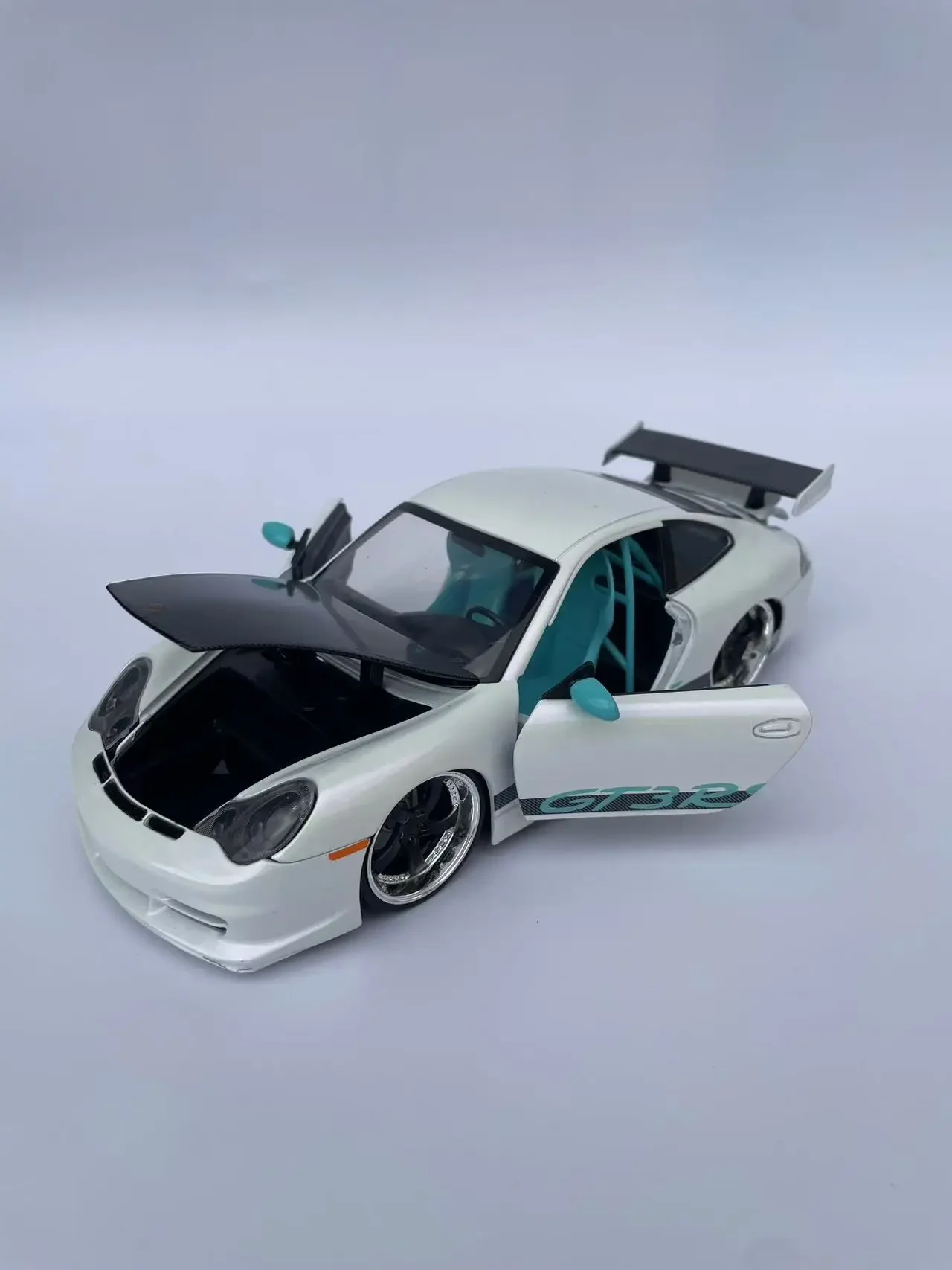 Porsche 911 GT3 RS 1:24 Diecast Model Car 4 Porsche 911 GT3 RS 1:24 Diecast Model Car - Image 4