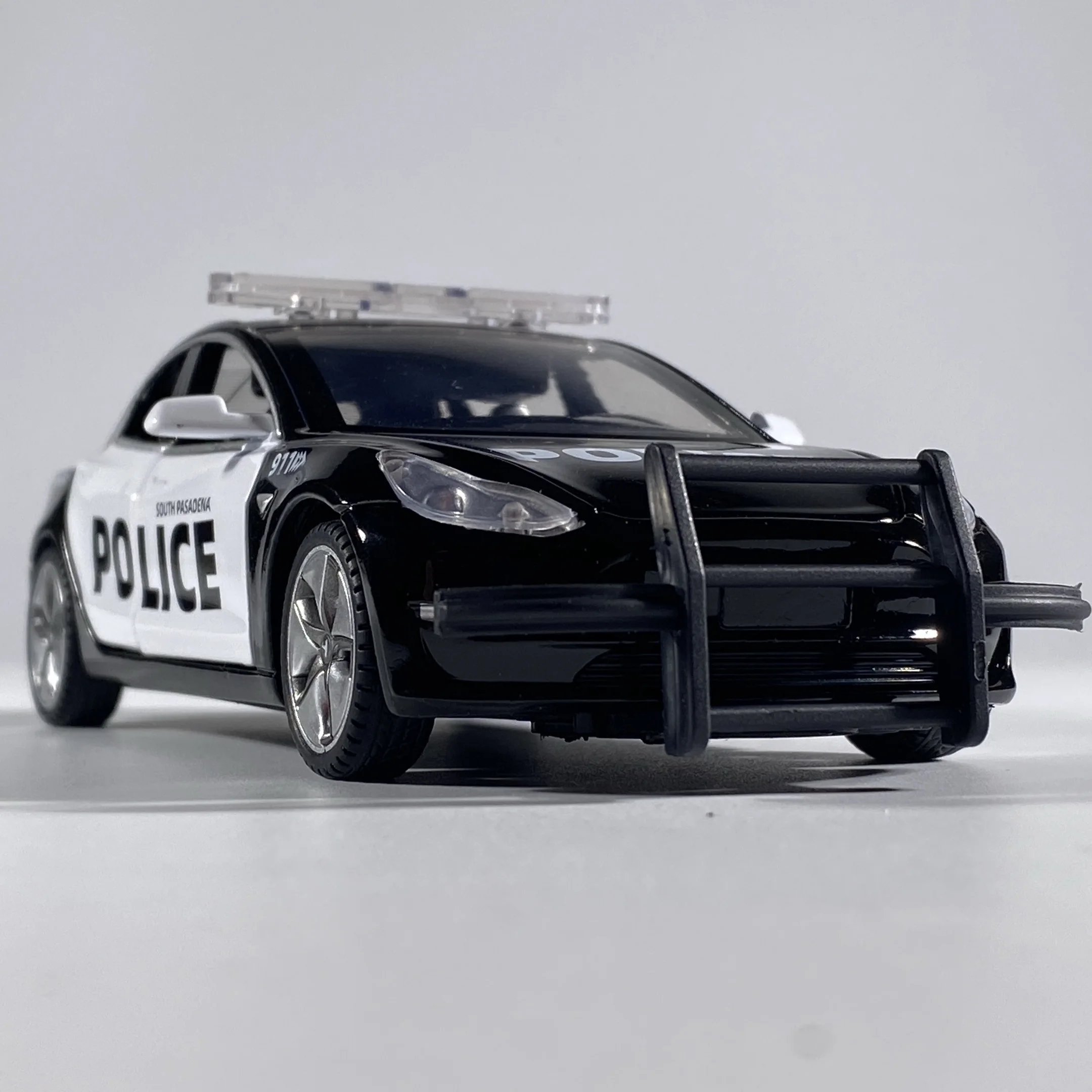 1:32 Scale Police Model Car with Lights 2 1:32 Scale Police Model Car with Lights - Image 2