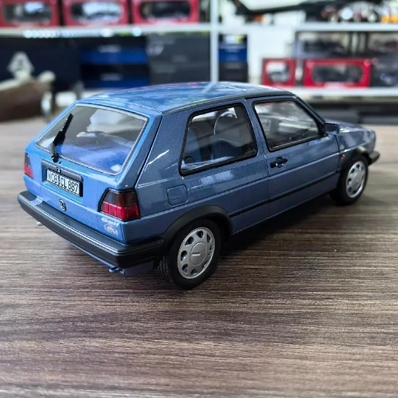 Volkswagen Golf 1:18 Diecast Model Blue 4 Volkswagen Golf 1:18 Diecast Model Blue - Image 4