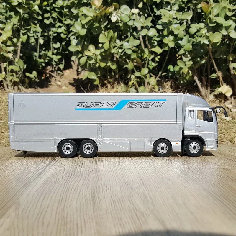 Detailed Mitsubishi FUSO Super Great Scale Model 4 Detailed Mitsubishi FUSO Super Great Scale Model - Image 4