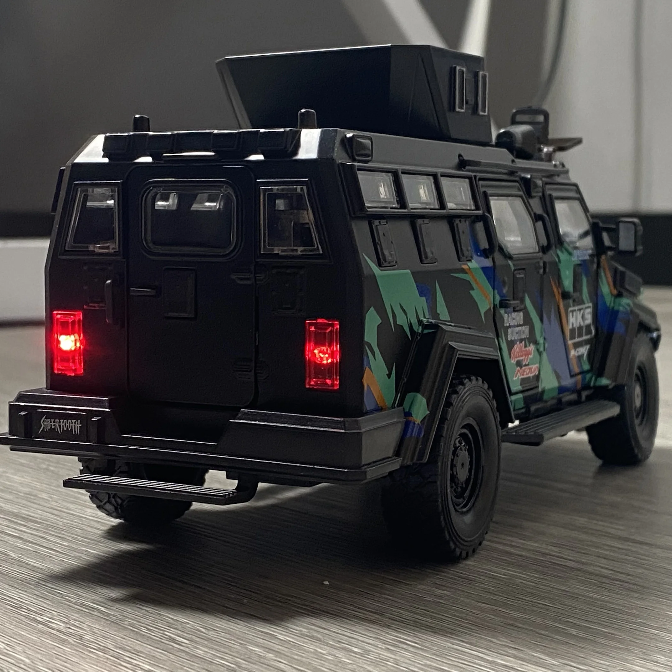 Ford F550 Sabertooth 1:24 Scale Diecast Model 5 Ford F550 Sabertooth 1:24 Scale Diecast Model - Image 5