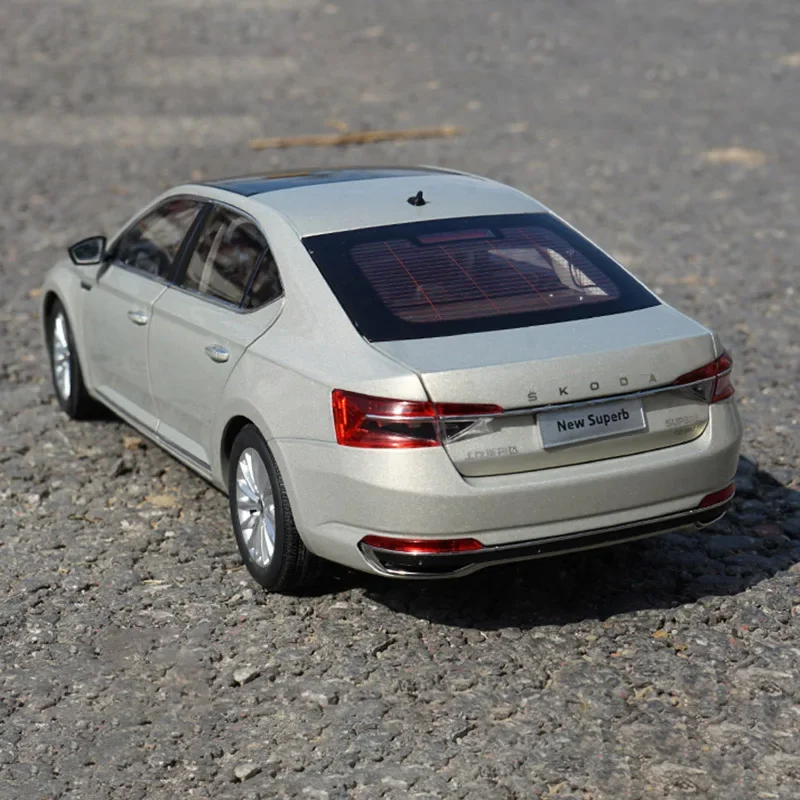 1:18 Scale Alloy Car Model with Opening Doors 4 1:18 Scale Alloy Car Model with Opening Doors - Image 4