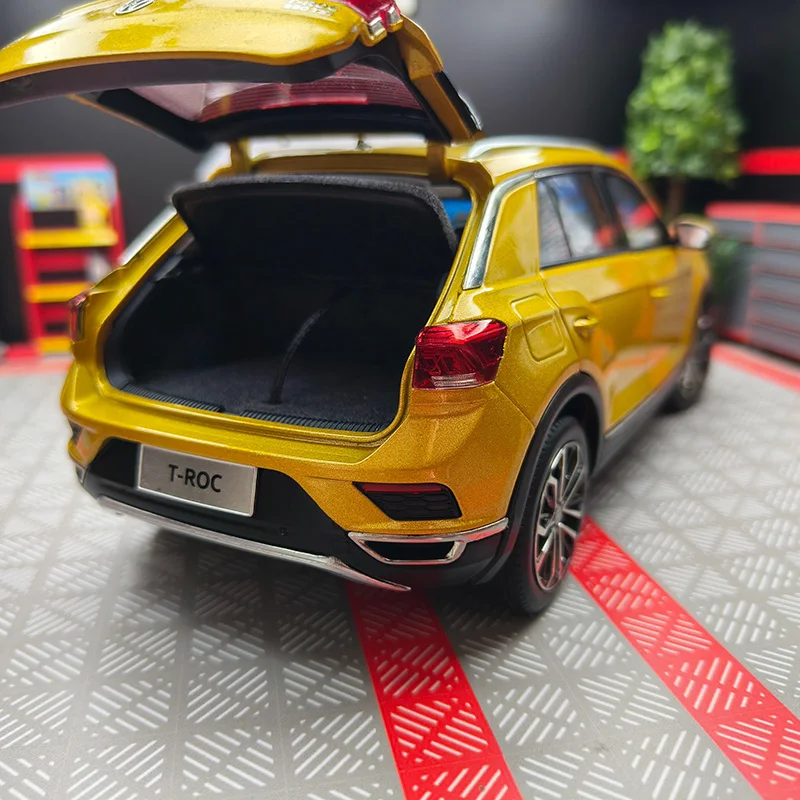Yellow 1:18 Scale Volkswagen T-Roc Alloy Model 4 Yellow 1:18 Scale Volkswagen T-Roc Alloy Model - Image 4