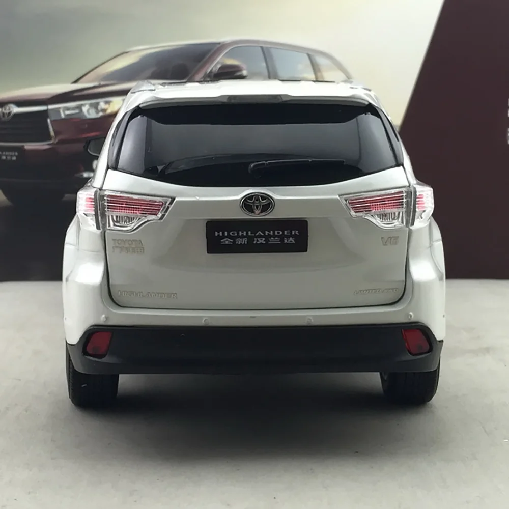 White Highlander 2015 Die-Cast Model for Collectors 4 White Highlander 2015 Die-Cast Model for Collectors - Image 4