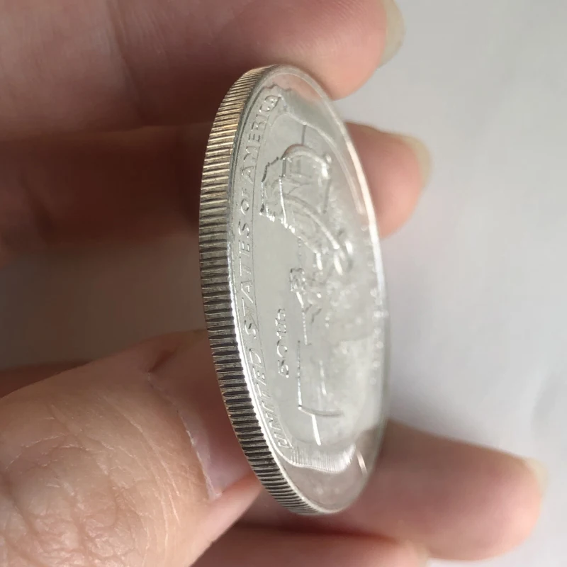 2019 US Moon Landing Copper Commemorative Coin 3 2019 US Moon Landing Copper Commemorative Coin - Image 3