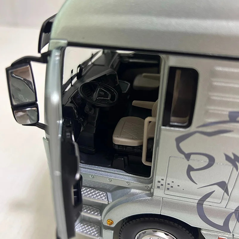 1:24 Scale Diecast Truck Model for Collectors 4 1:24 Scale Diecast Truck Model for Collectors - Image 4