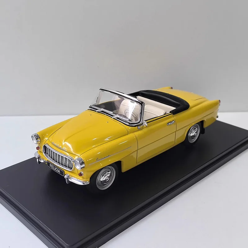 Vibrant Yellow Skoda Felicia Convertib 1:24 Diecast Model 2 Vibrant Yellow Skoda Felicia Convertib 1:24 Diecast Model - Image 2