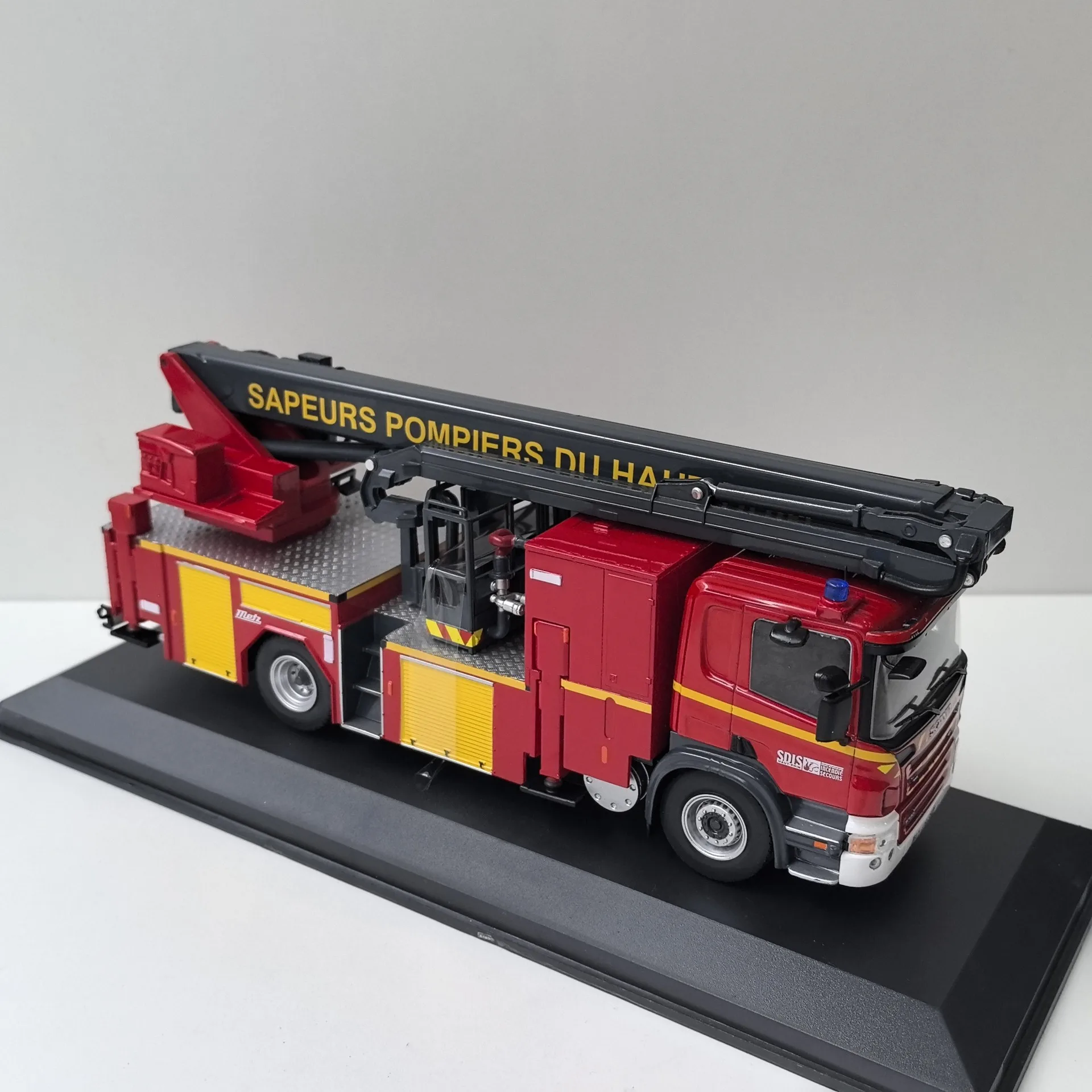 Detailed 1:43 Scale Scania P320 BEA SDIS 68 Fire Truck 3 Detailed 1:43 Scale Scania P320 BEA SDIS 68 Fire Truck - Image 3