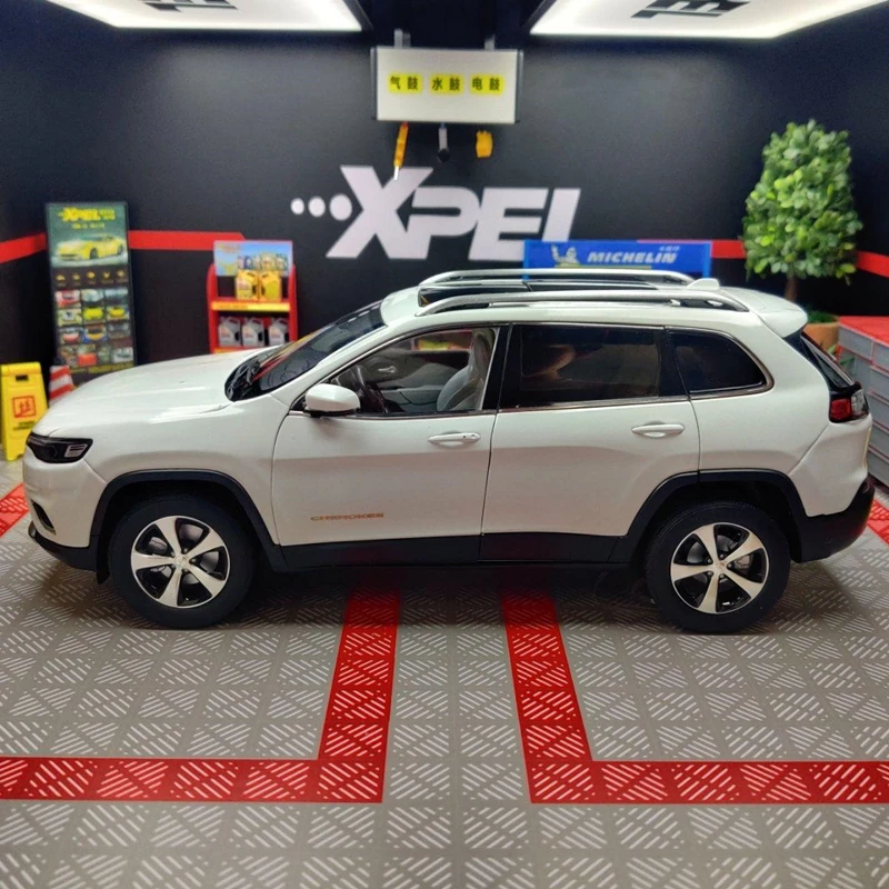 1:18 Scale Jeep Cherokee SUV Model 2 1:18 Scale Jeep Cherokee SUV Model - Image 2