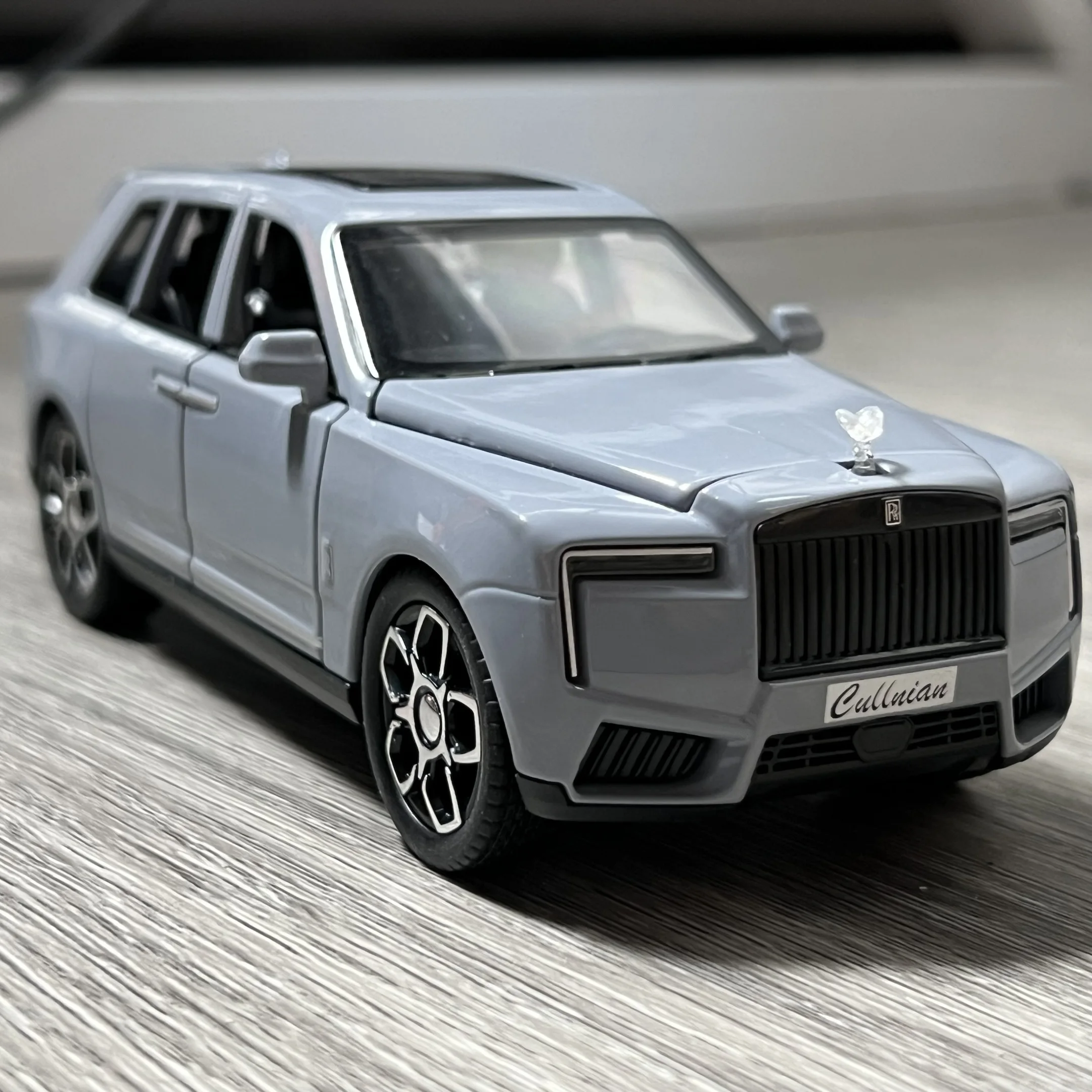 1:32 Rolls Royce Cullinan Diecast Model 2 1:32 Rolls Royce Cullinan Diecast Model - Image 2