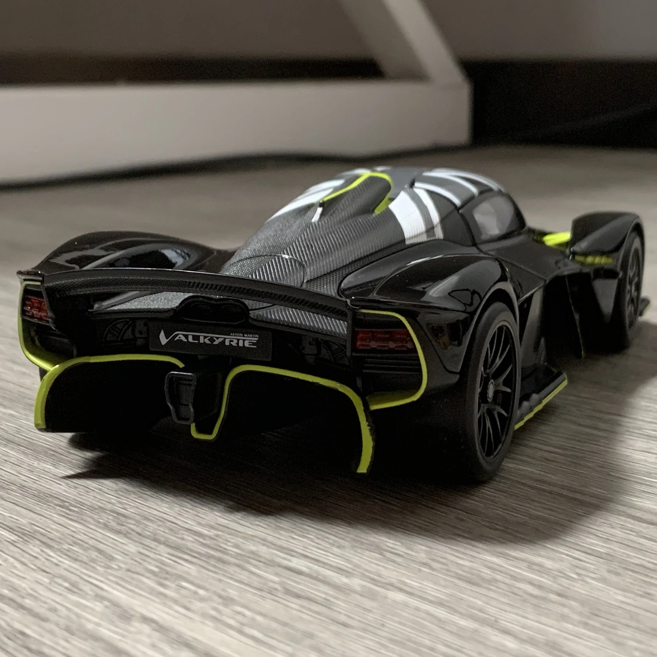 Aston Martin Valkyrie 1:24 Diecast Model Car 4 Aston Martin Valkyrie 1:24 Diecast Model Car - Image 4