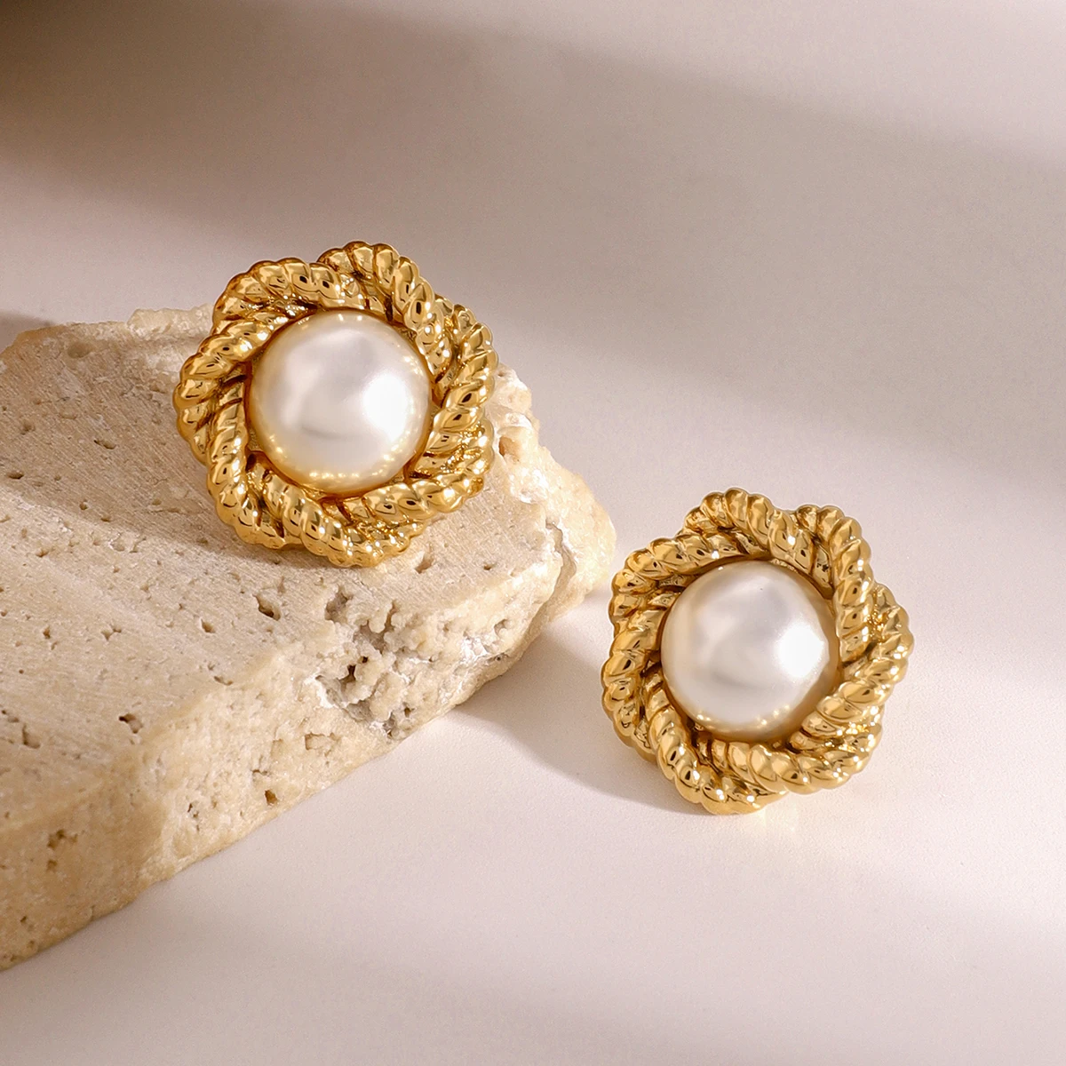 Stainless Steel Pearl Earrings Model JDE2408069 4 Stainless Steel Pearl Earrings Model JDE2408069 - Image 4