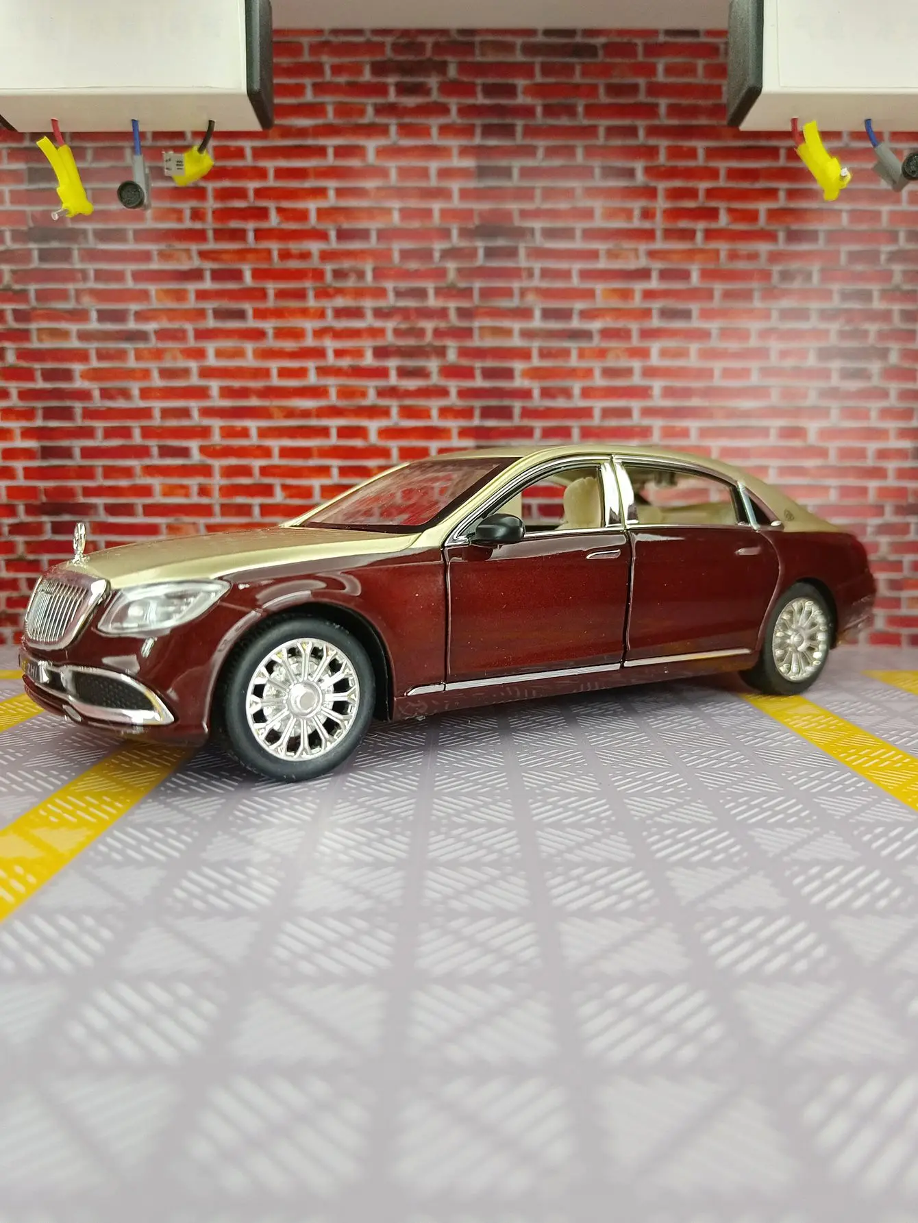 Mercedes Maybach S600 1:24 Diecast Model in Finishes 4 Mercedes Maybach S600 1:24 Diecast Model in Finishes - Image 4
