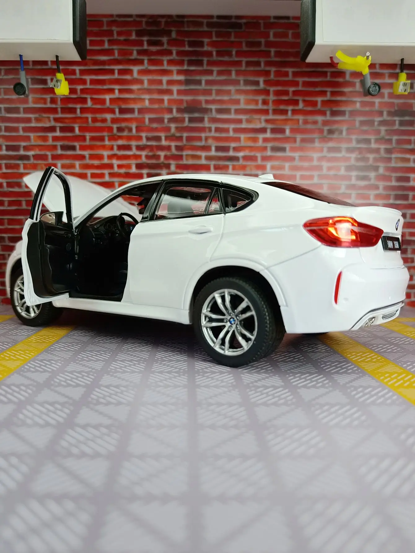 Rastar 1/24 BMW X6M Coupe Diecast Model 3 Rastar 1/24 BMW X6M Coupe Diecast Model - Image 3