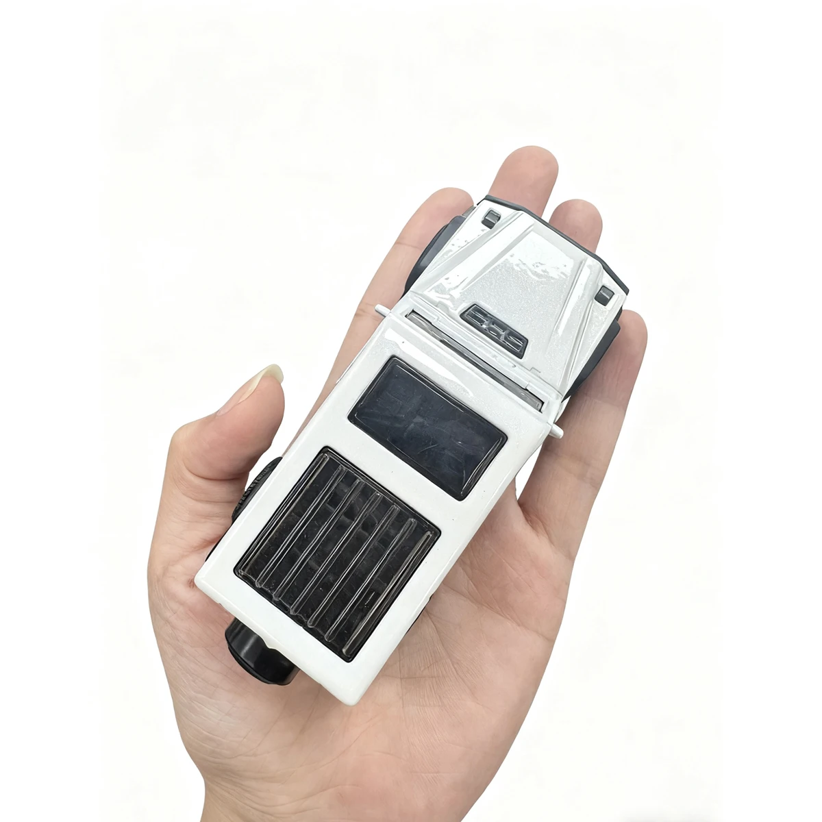 Rugged White 1:43 Die-Cast Off-Road Vehicle 3 Rugged White 1:43 Die-Cast Off-Road Vehicle - Image 3