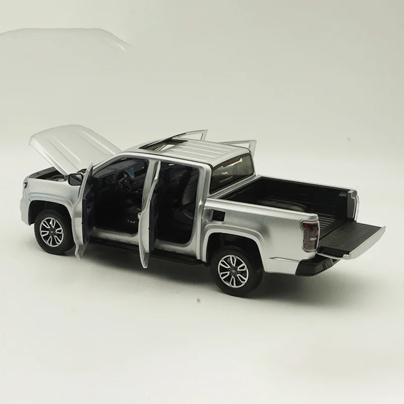 Silver 1:18 Die-Cast Pickup Truck Model 3 Silver 1:18 Die-Cast Pickup Truck Model - Image 3