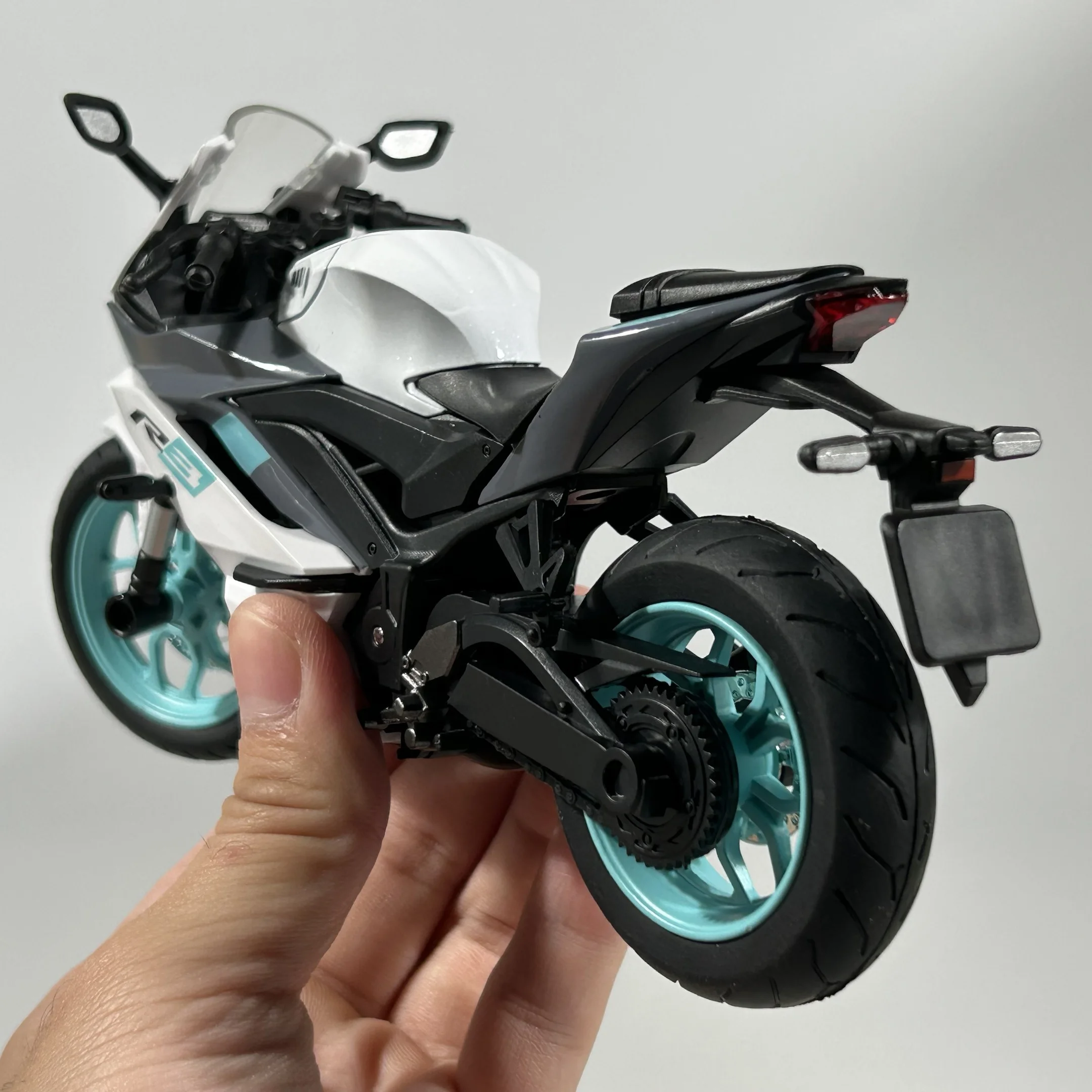Yamaha YZF R3 1:12 Diecast Motorcycle Model 5 Yamaha YZF R3 1:12 Diecast Motorcycle Model - Image 5