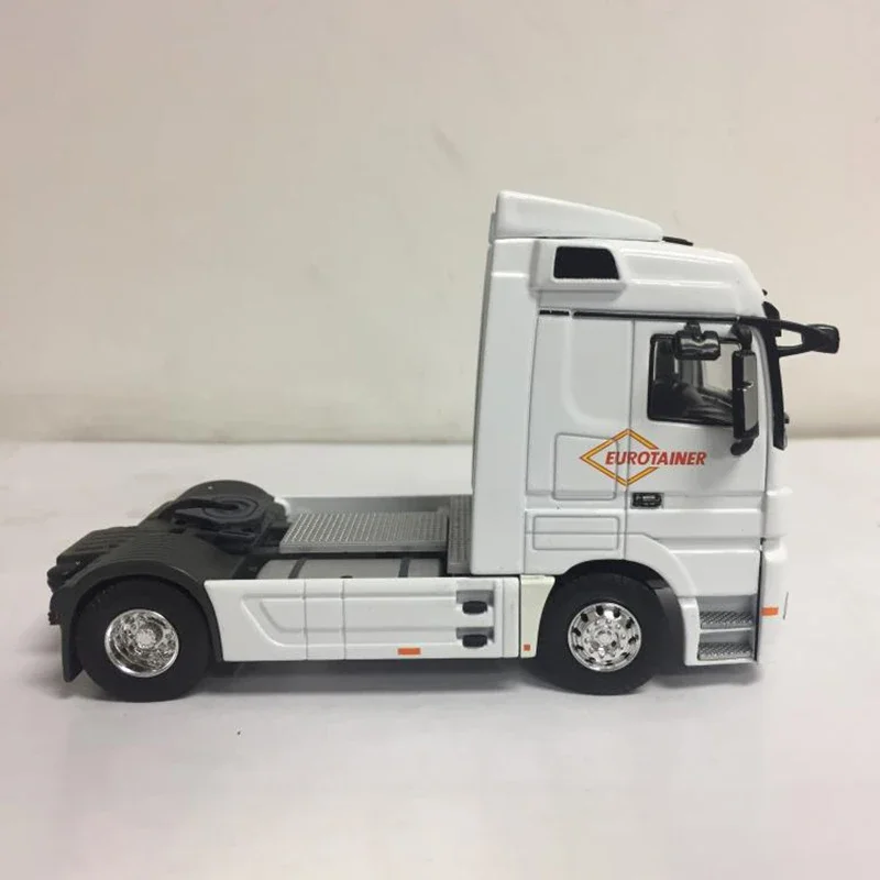 1:50 Scale Trailer Truck Model with Rotatable Wheels 2 1:50 Scale Trailer Truck Model with Rotatable Wheels - Image 2