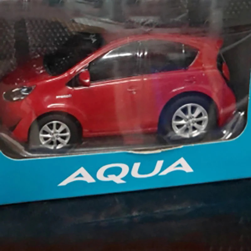 1/30 Scale Diecast Car Collectible Set 8 1/30 Scale Diecast Car Collectible Set - Image 8