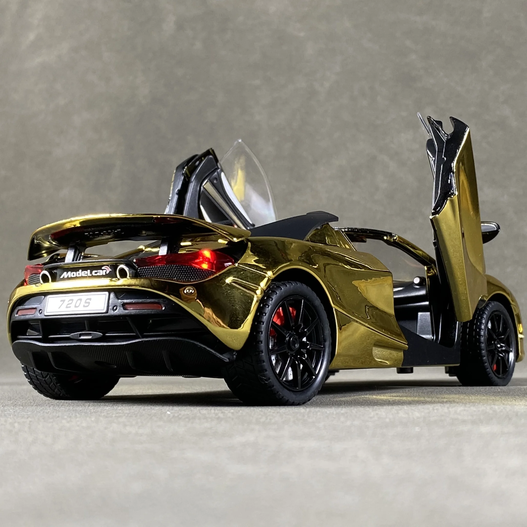 Red McLaren 720S 1:24 Diecast Model 3 Red McLaren 720S 1:24 Diecast Model - Image 3