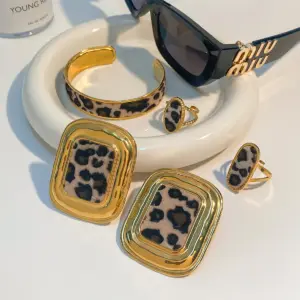 Sc4e3ef9d31f34d8b872952125e3e0ee7m 1