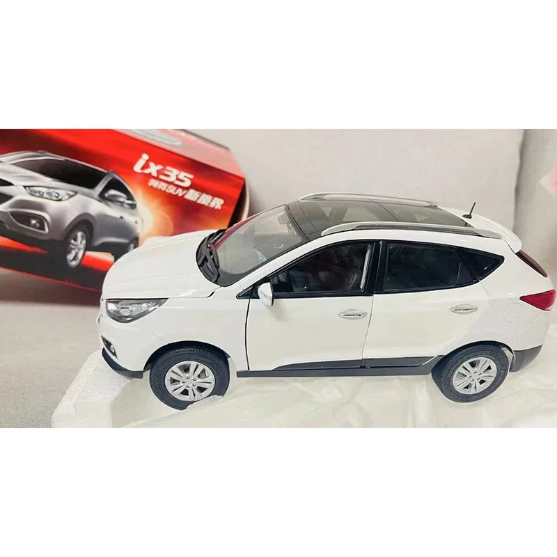 Die-Cast 1:18 Hyundai IX35 2012 Model 2 Die-Cast 1:18 Hyundai IX35 2012 Model - Image 2