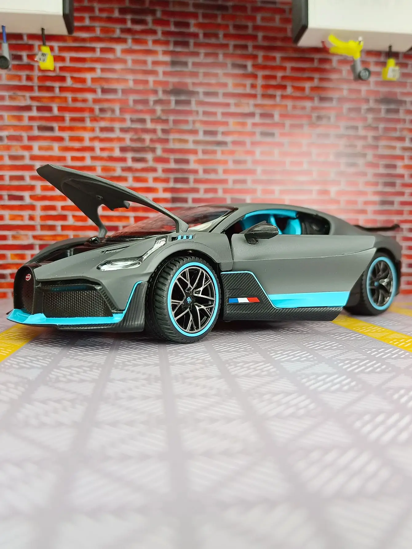 Bugatti Divo 1:24 Scale Diecast Model 4 Bugatti Divo 1:24 Scale Diecast Model - Image 4