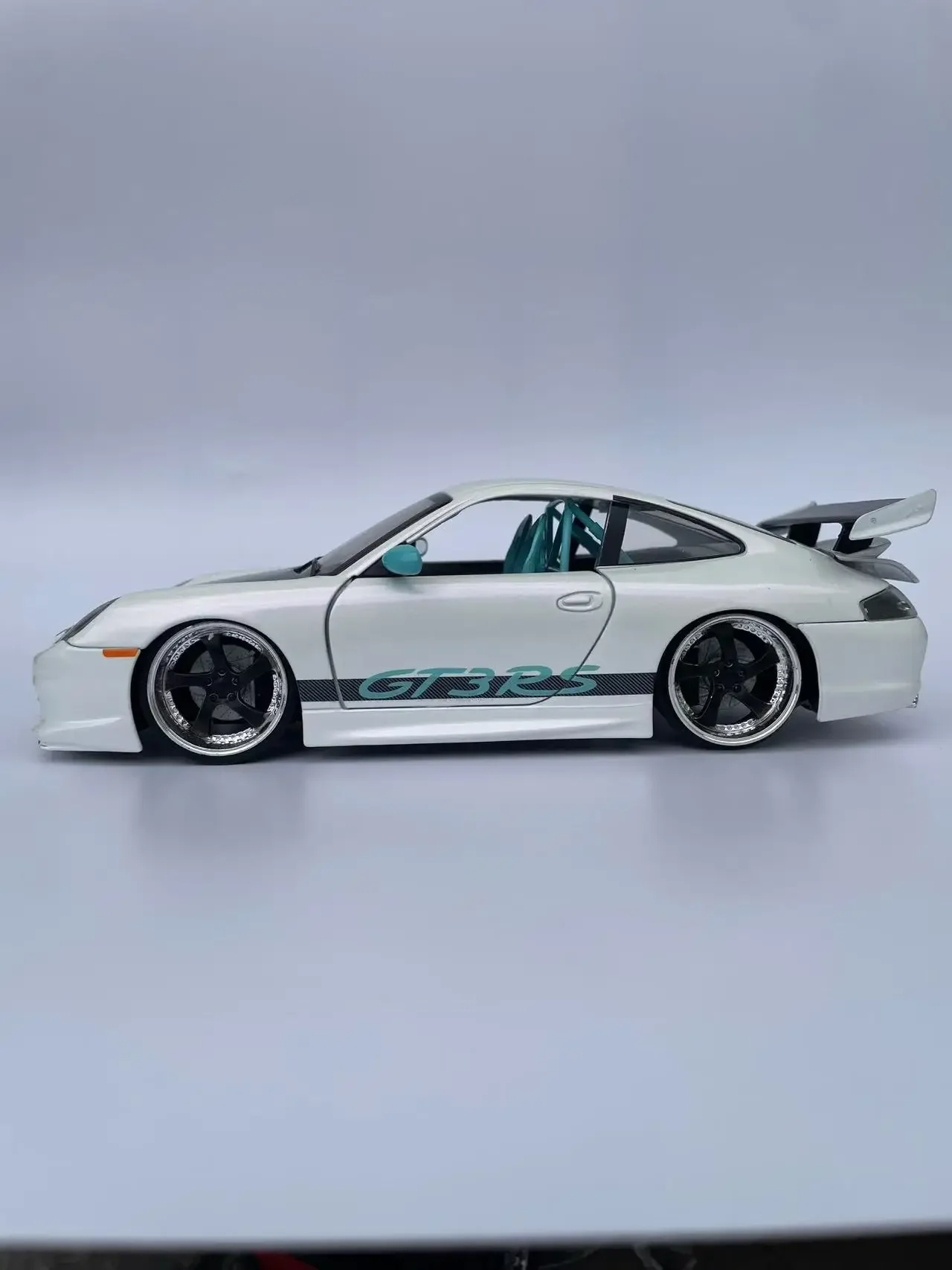 Porsche 911 GT3 RS 1:24 Diecast Model Car 2 Porsche 911 GT3 RS 1:24 Diecast Model Car - Image 2