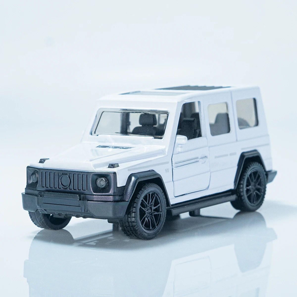 Rugged White 1:43 Die-Cast Off-Road Vehicle 5 Rugged White 1:43 Die-Cast Off-Road Vehicle - Image 5