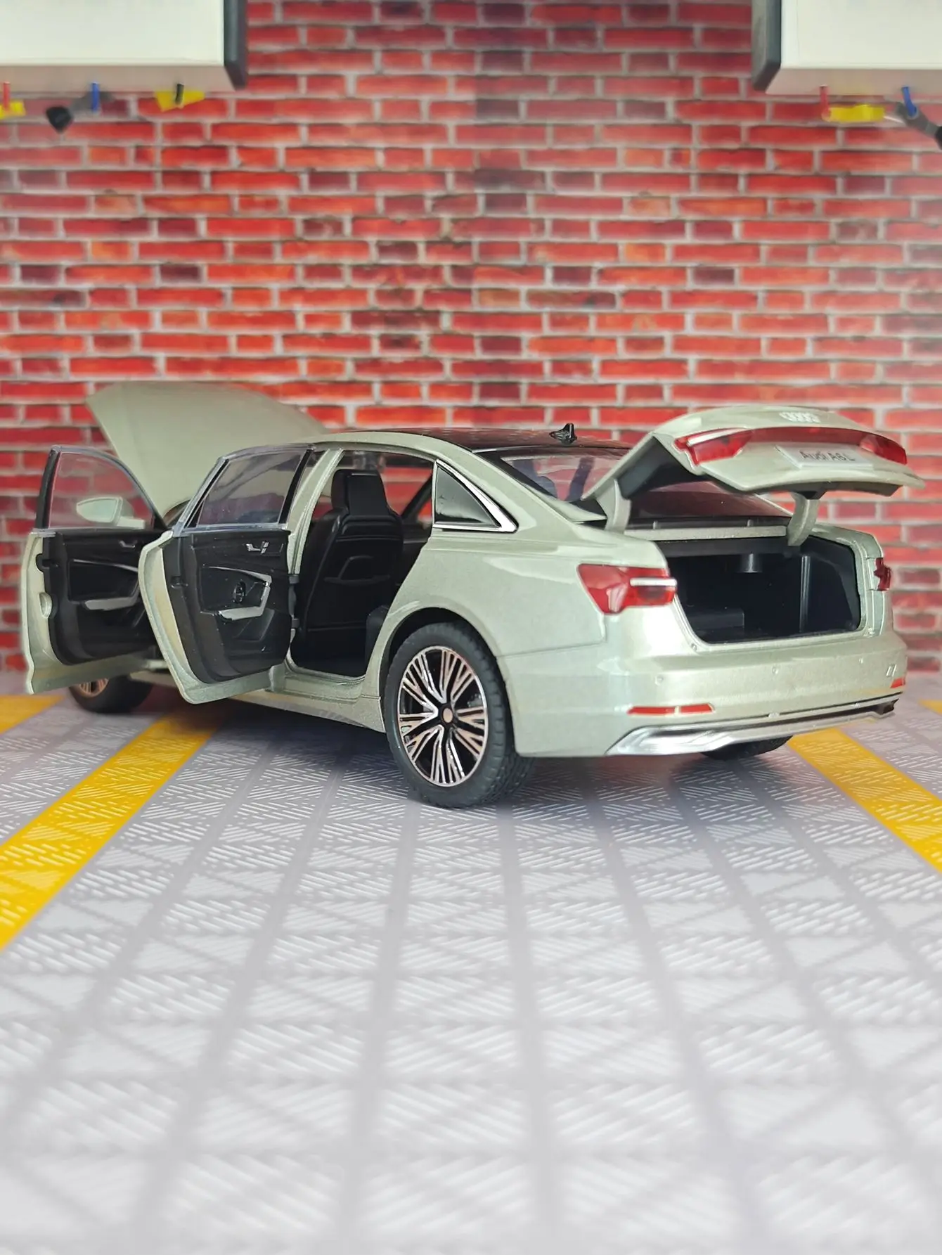 1:24 Scale Black Diecast A6L Model 6 1:24 Scale Black Diecast A6L Model - Image 6