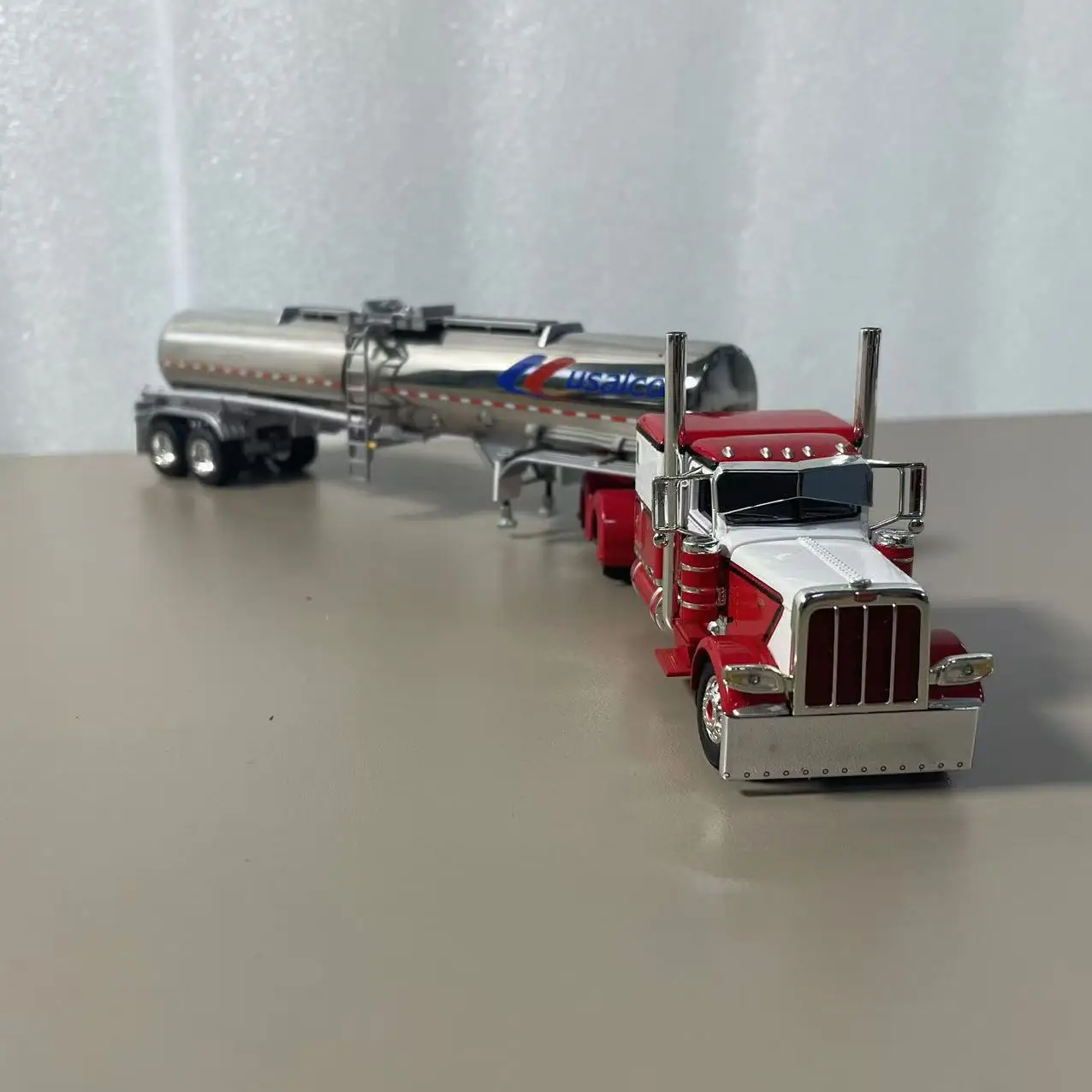 1/64 Peterbilt 389 Tanker Diecast Model Truck 3 1/64 Peterbilt 389 Tanker Diecast Model Truck - Image 3