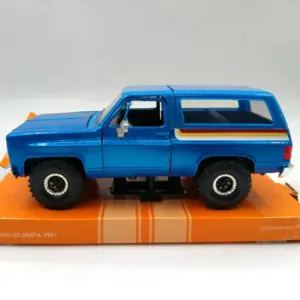 Vibrant Blue 1:24 Chevrolet Blazer Diecast Model 8 Sc9867fd75de6448c93ef1865615203bek