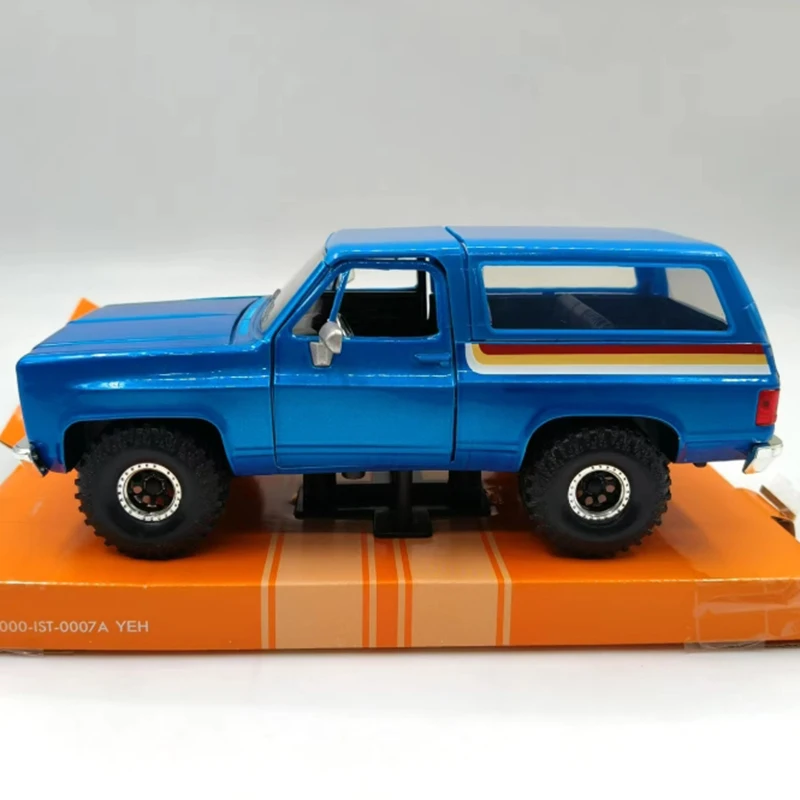 Vibrant Blue 1:24 Chevrolet Blazer Diecast Model 2 Vibrant Blue 1:24 Chevrolet Blazer Diecast Model - Image 2