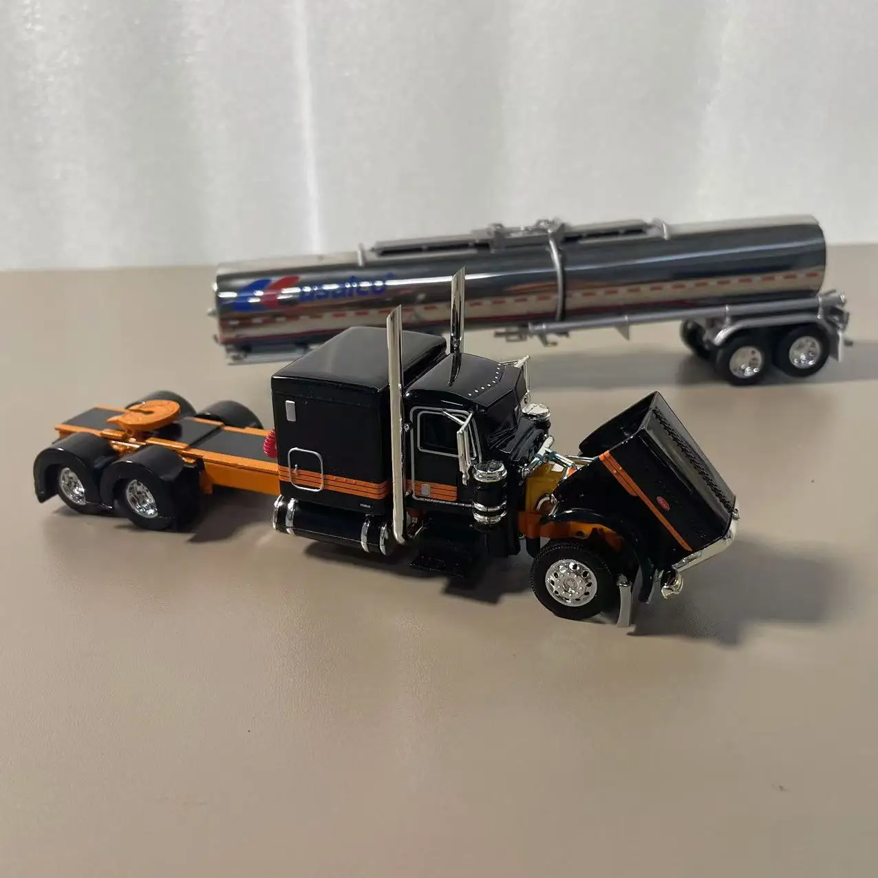 1/64 Peterbilt 389 Tanker Diecast Model Truck 8 1/64 Peterbilt 389 Tanker Diecast Model Truck - Image 8