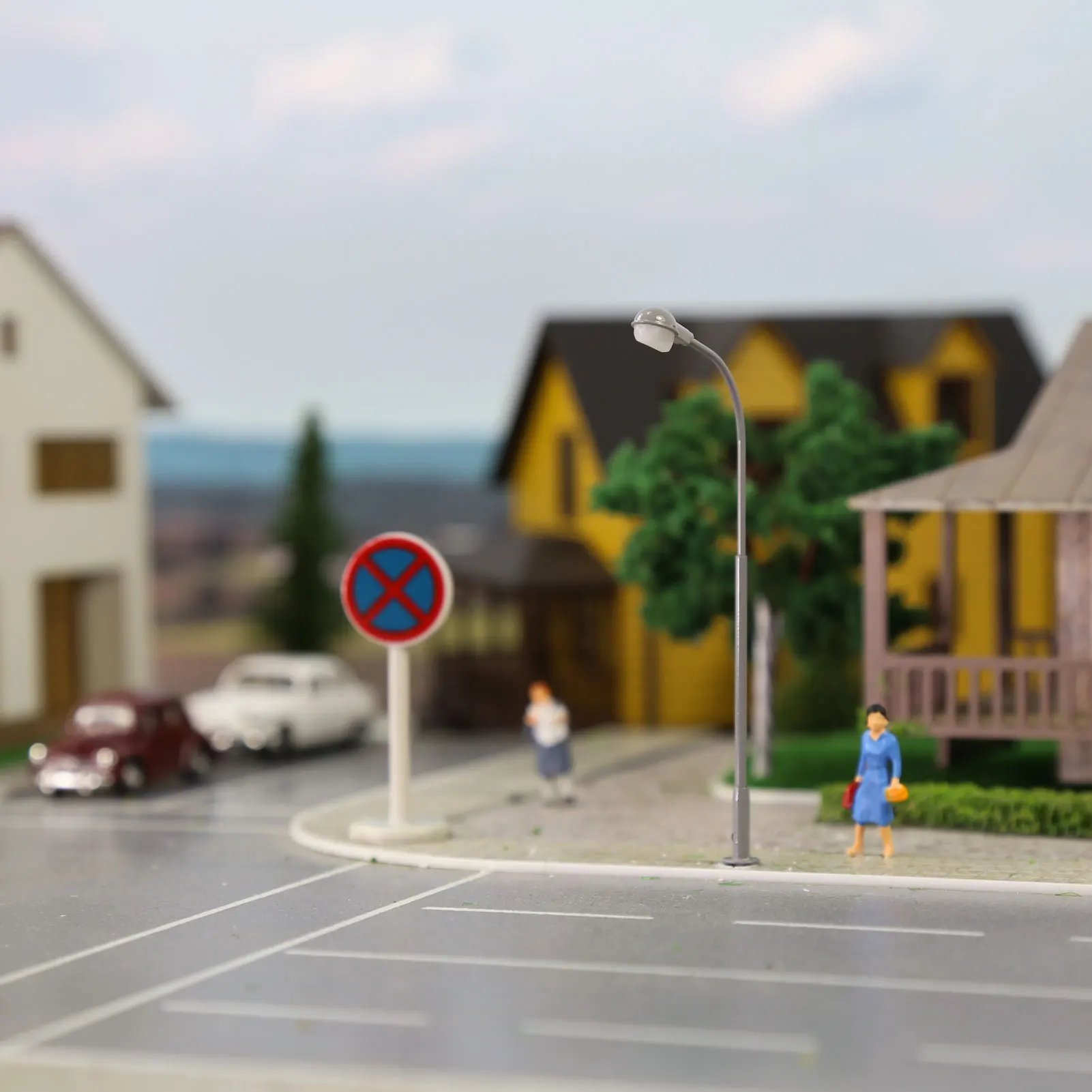 TT Scale Metal Street Lamps Set of 5 4 TT Scale Metal Street Lamps Set of 5 - Image 4