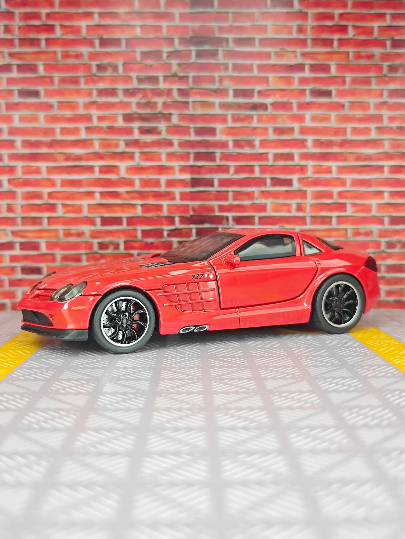 1:32 Silver Diecast Car Model with Lights 2 1:32 Silver Diecast Car Model with Lights - Image 2