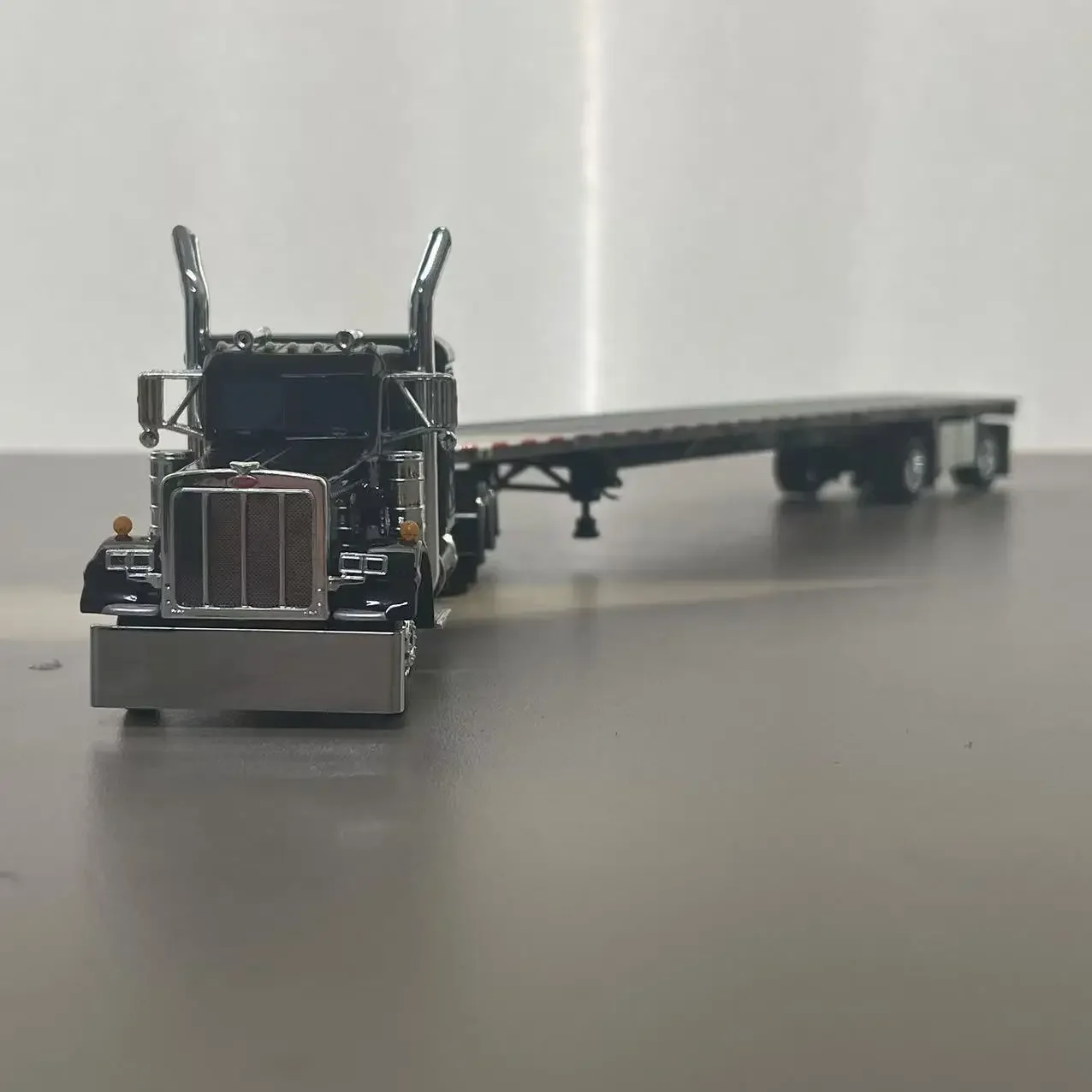 Authentic Peterbilt 389 Model 1/64 Scale 3 Authentic Peterbilt 389 Model 1/64 Scale - Image 3