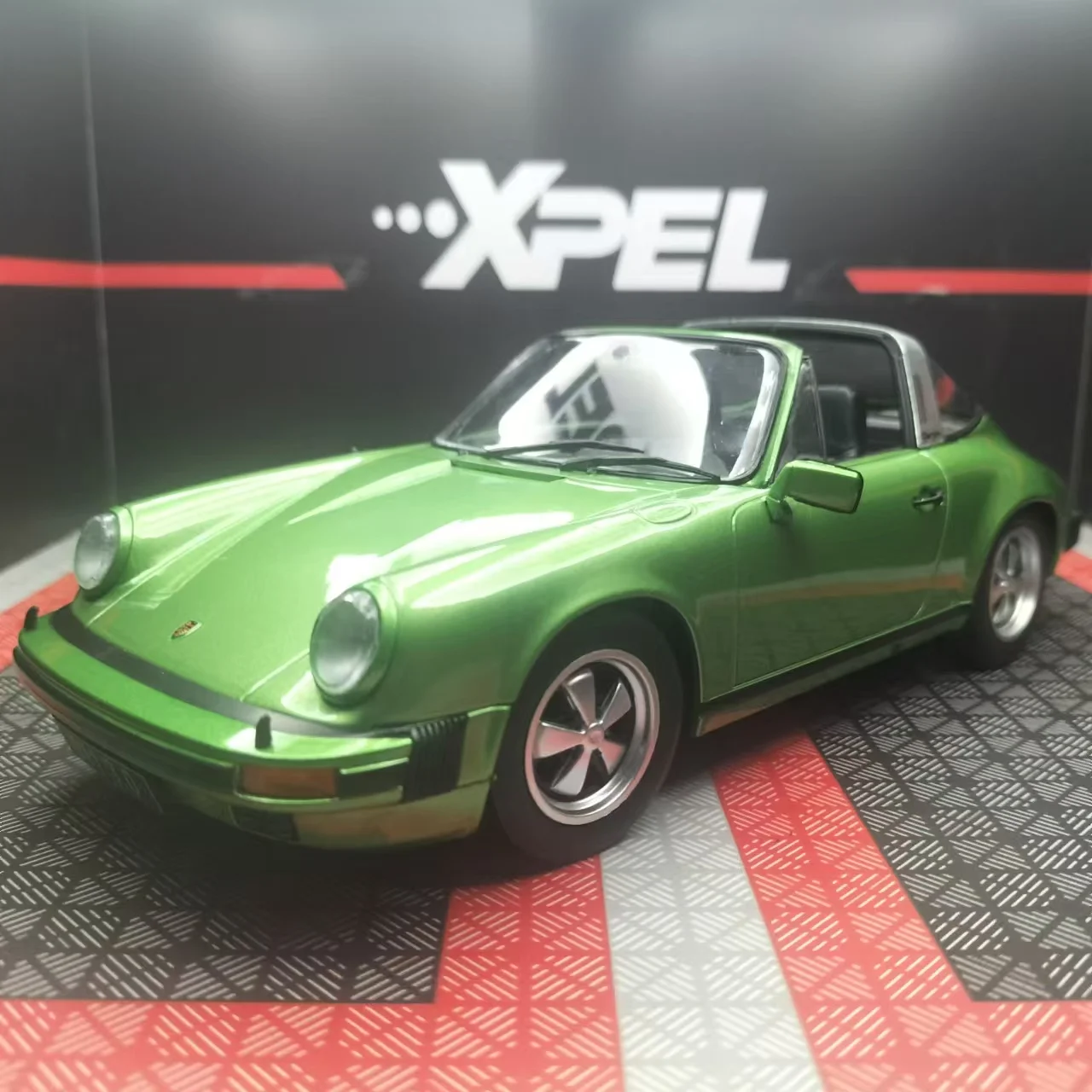 Green Porsche 911 SC Targa Model 1:18 Die-Cast 2 Green Porsche 911 SC Targa Model 1:18 Die-Cast - Image 2