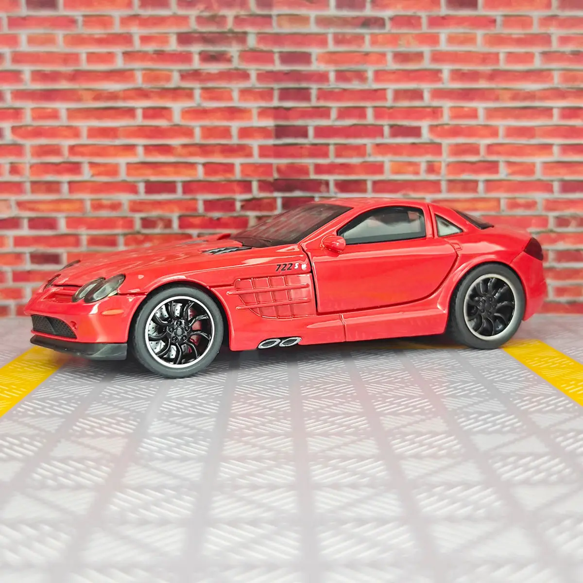 1:32 Silver Diecast Car Model with Lights 9 1:32 Silver Diecast Car Model with Lights - Image 9