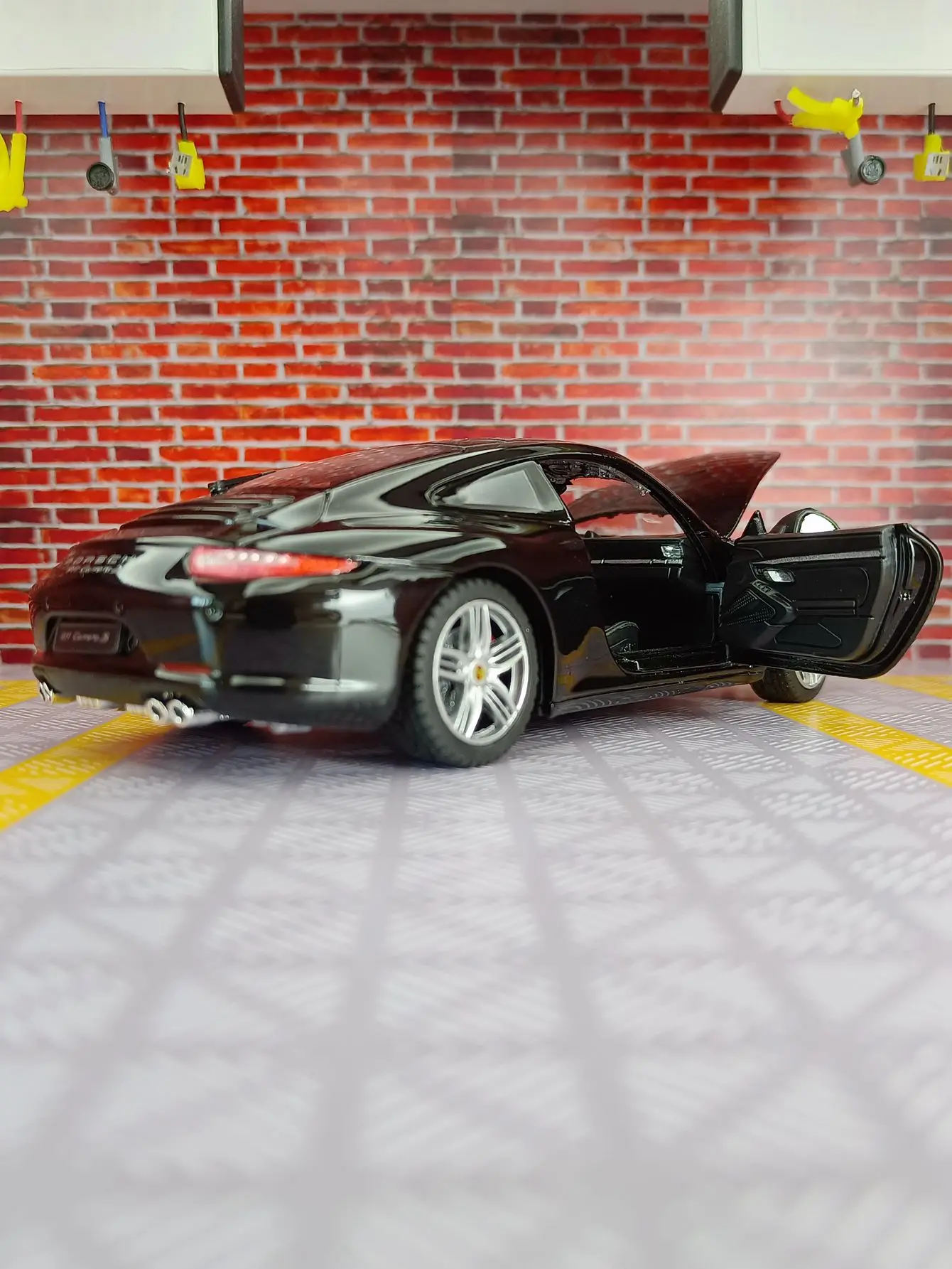 White Porsche 911 Diecast Model 1:24 Scale 5 White Porsche 911 Diecast Model 1:24 Scale - Image 5