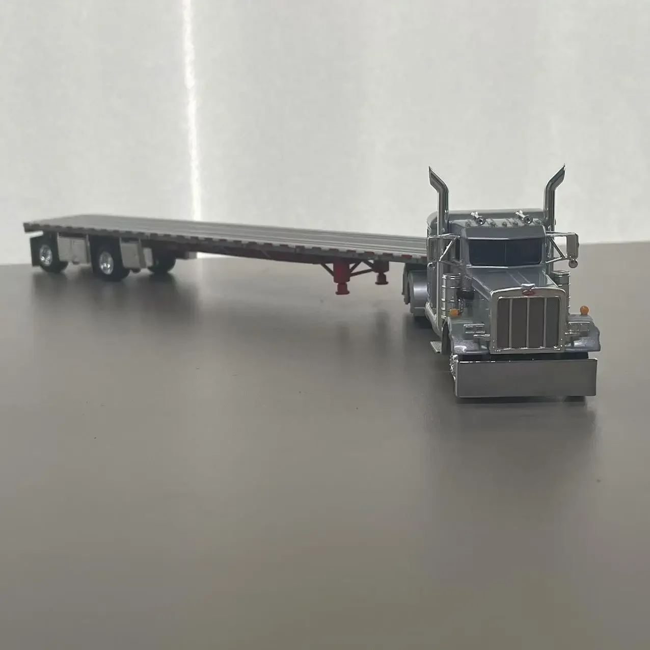 Authentic Peterbilt 389 Model 1/64 Scale 7 Authentic Peterbilt 389 Model 1/64 Scale - Image 7