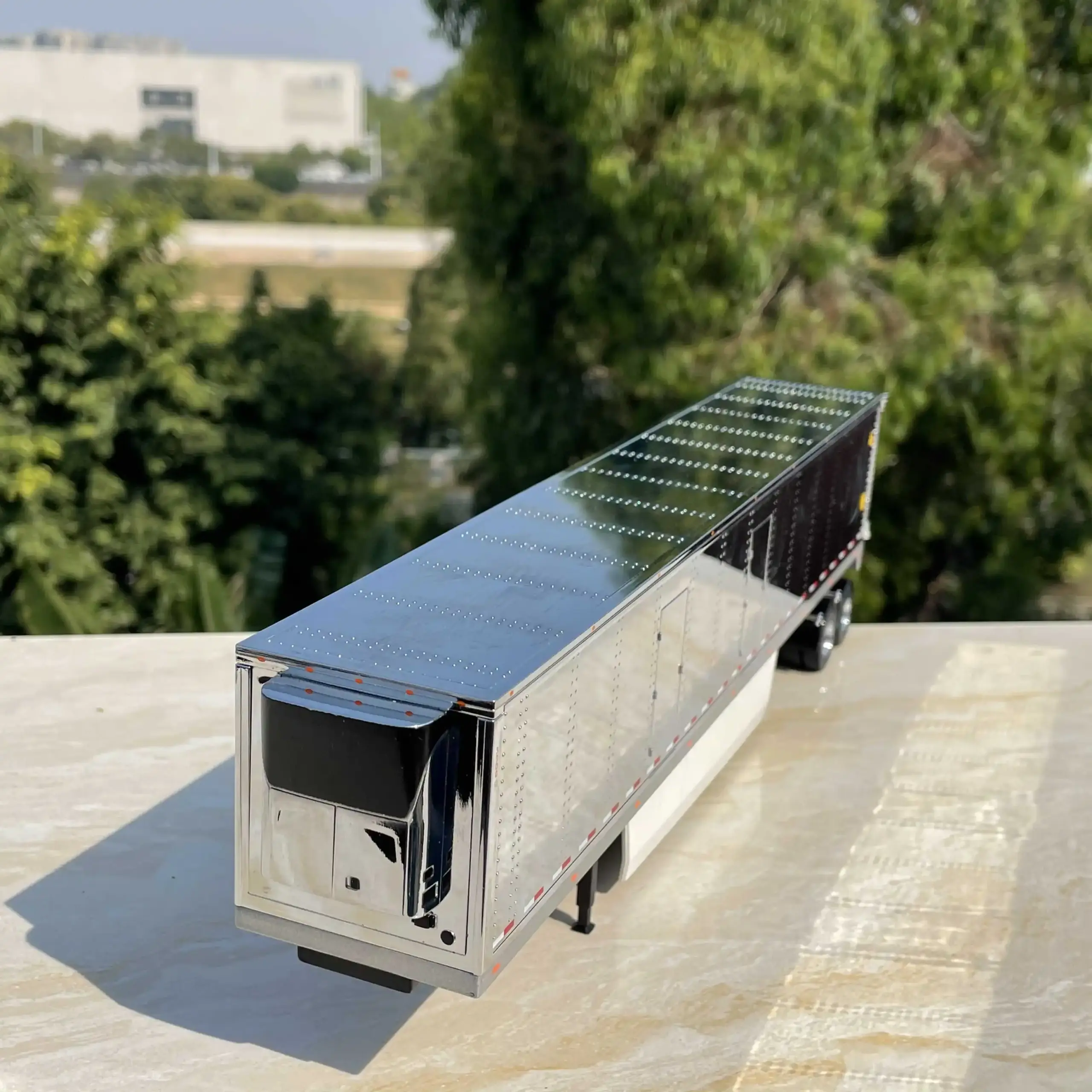 1:50 Scale Diecast Semi-Trailer Model in Silver 2 1:50 Scale Diecast Semi-Trailer Model in Silver - Image 2