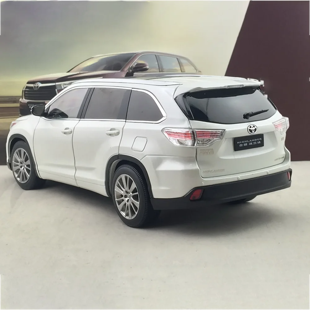 White Highlander 2015 Die-Cast Model for Collectors 2 White Highlander 2015 Die-Cast Model for Collectors - Image 2