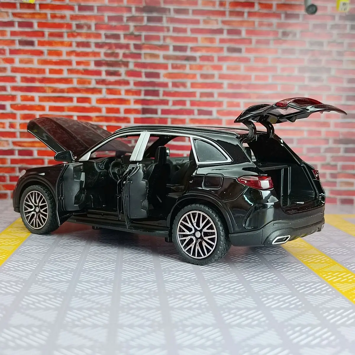 Mercedes-Benz GLC400 1:32 Diecast Model Car 8 Mercedes-Benz GLC400 1:32 Diecast Model Car - Image 8