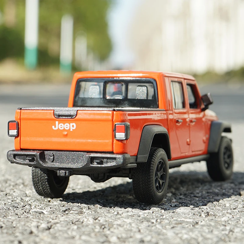 White 1:27 Scale Jeep Wrangler Rubicon Diecast Model 3 White 1:27 Scale Jeep Wrangler Rubicon Diecast Model - Image 3