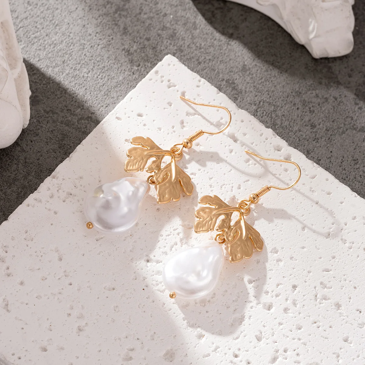 Vintage Leaf Drop Earrings LL-YS1056 3 Vintage Leaf Drop Earrings LL-YS1056 - Image 3