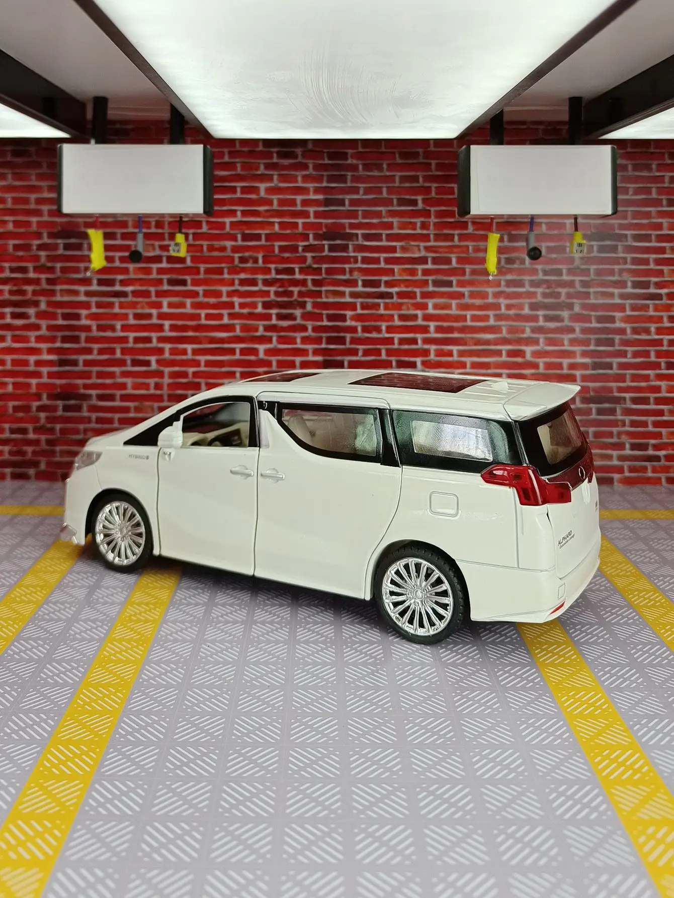 1:24 ALPHARD Diecast Model Car with Lights 5 1:24 ALPHARD Diecast Model Car with Lights - Image 5