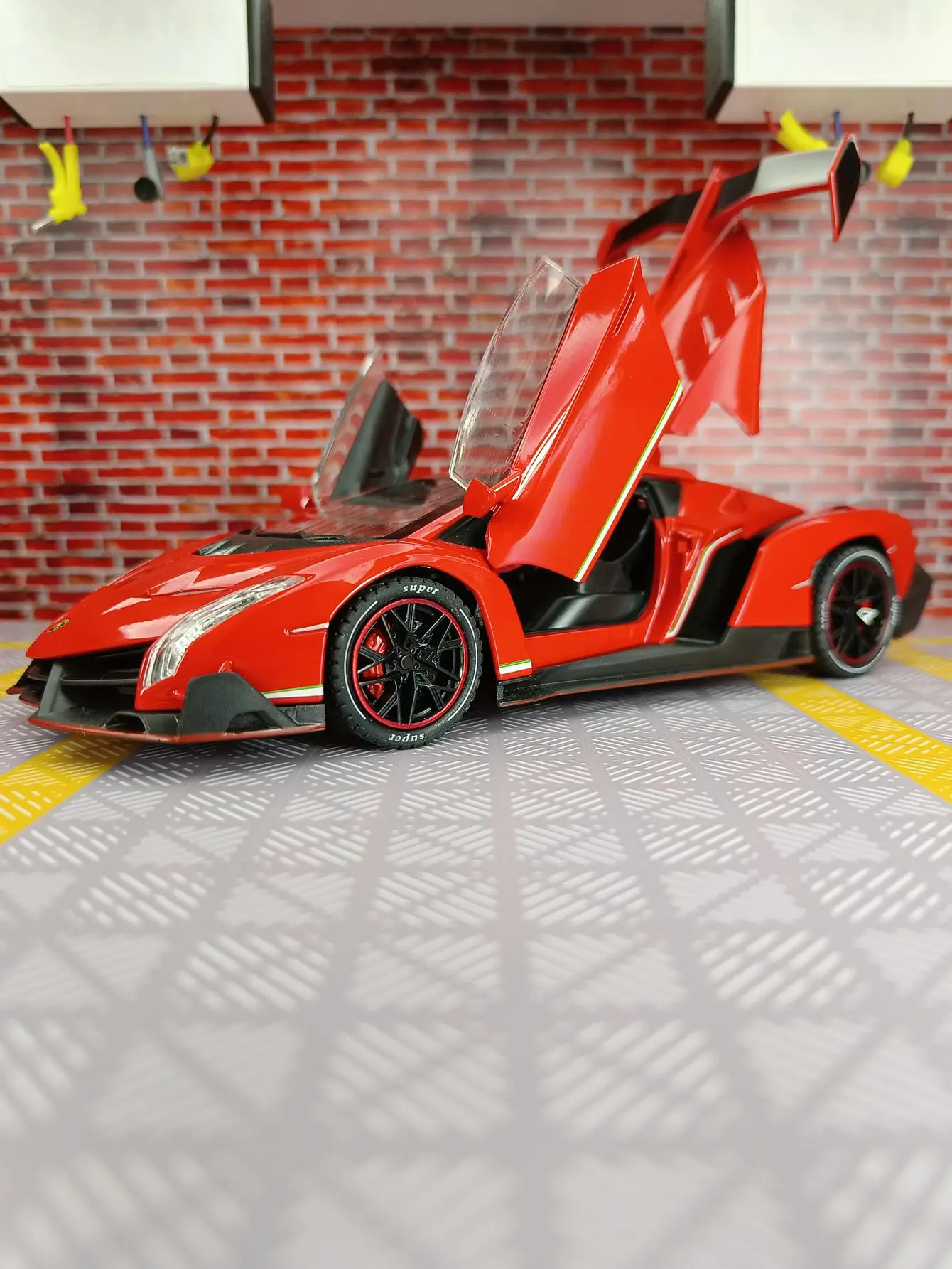 1:24 Lamborghini Veneno Diecast Model 3 1:24 Lamborghini Veneno Diecast Model - Image 3