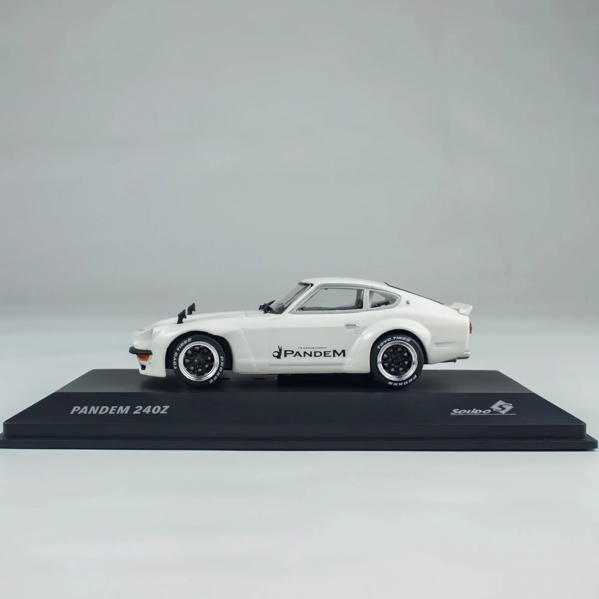 White Solido 1:43 Scale Nissan 240Z Model 4 White Solido 1:43 Scale Nissan 240Z Model - Image 4