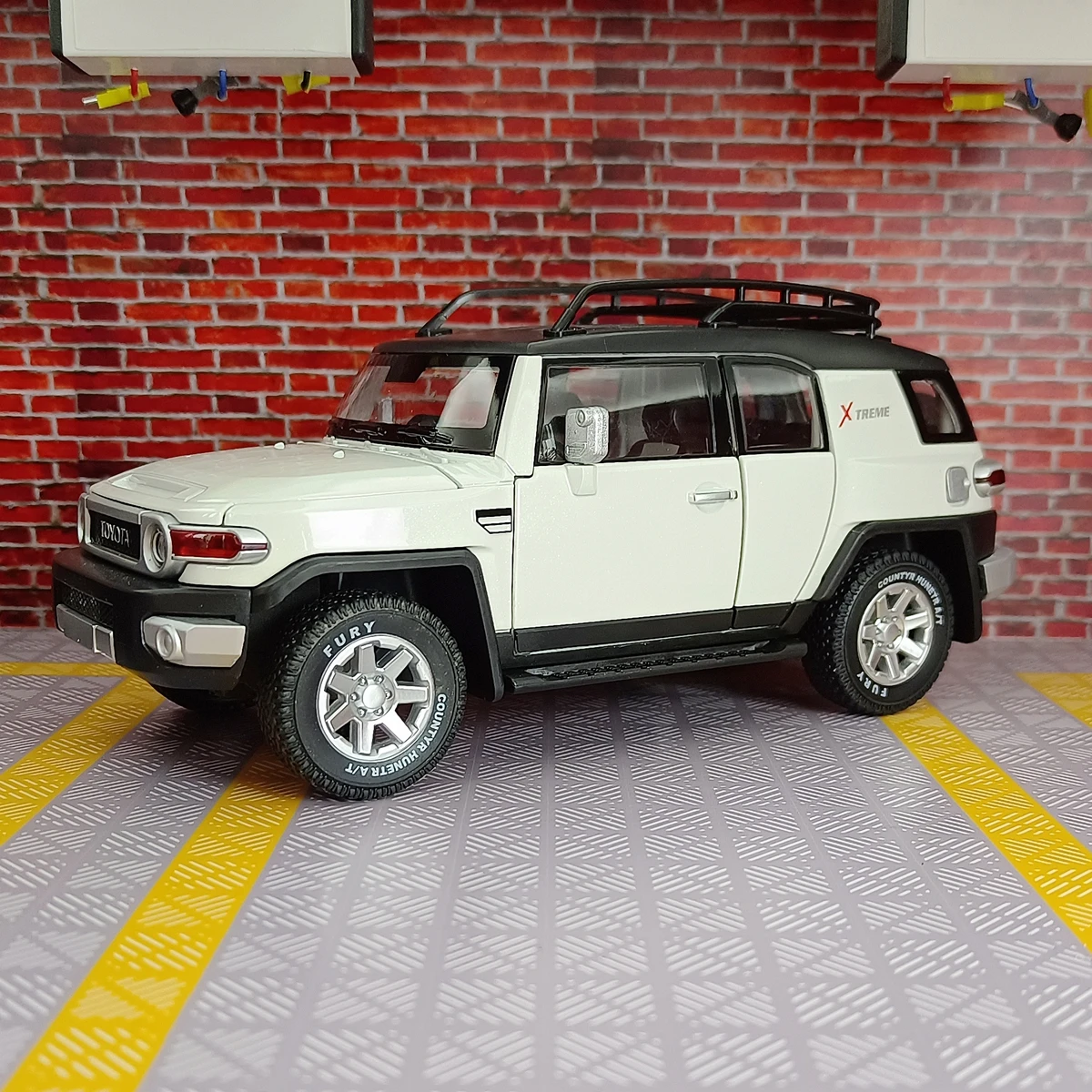 1:24 Scale White SUV Diecast Model 10 1:24 Scale White SUV Diecast Model - Image 10